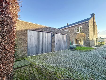 Gezinswoning met ruime tuin en dubbele garage nabij centrum Eeklo - Foto 2