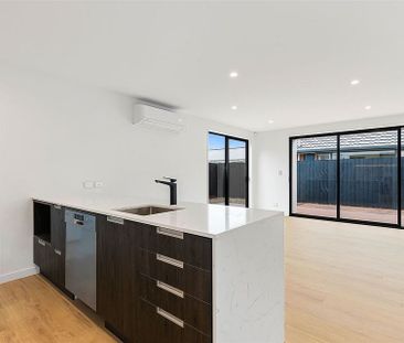 Amazing 3BR + 2.5bath Townhouse in Riccarton - Photo 3