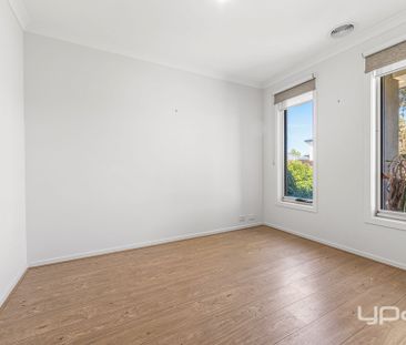 SPACIOUS FAMILY HOME IN PRIME LOCATION - Photo 6