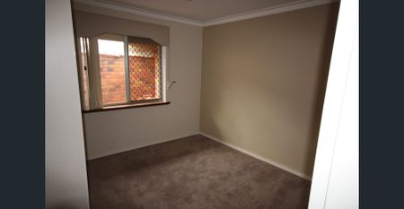 Very neat 3 x1 Duplex in excellent location - Photo 4