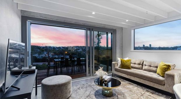 Exclusive Apartment With 3x Secure Parking - Photo 1