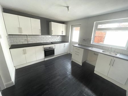 2 bedroom terraced house to rent - Photo 2