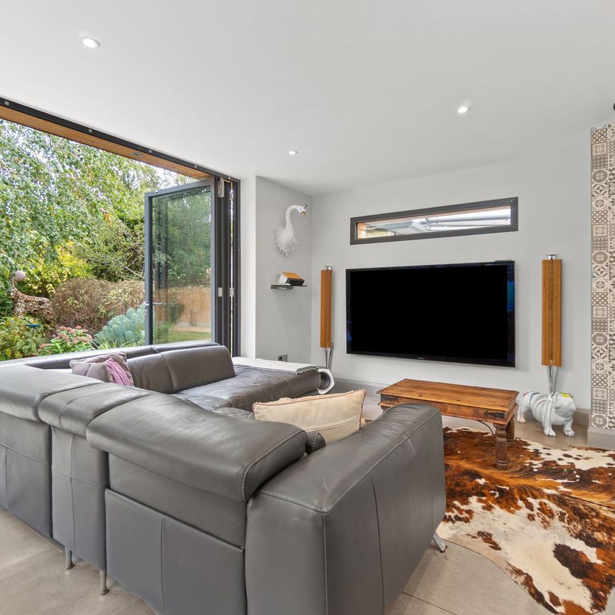 River Mount, Walton-on-Thames, KT12 - Photo 1