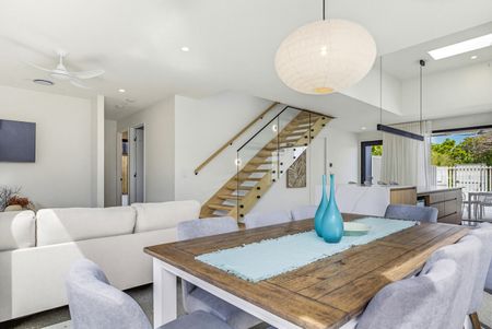 Fully Furnished Modern Home - Photo 3