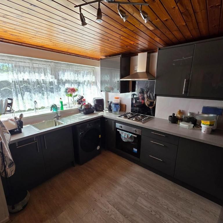 3 bedroom end of terrace house to rent - Photo 1