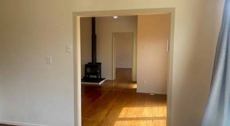 ELEVATED & SUNNY - 3 BEDROOMS. 1 BATHROOM HOUSE - Photo 5