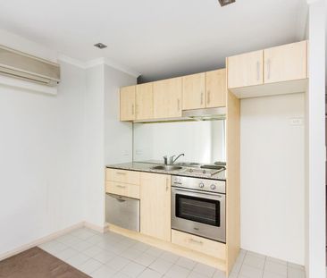 Linea Apartments, footsteps to train, cafes & fitness - Photo 4