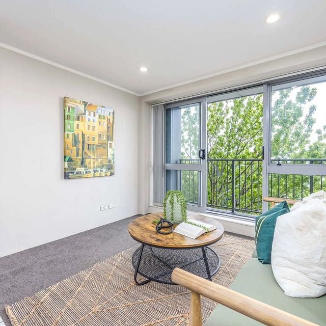 Chic 2BR Central Apt w/ Amenities - Photo 1