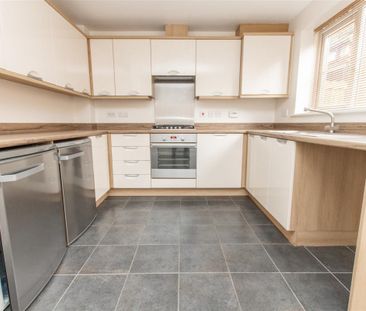 3 bedroom Semi-detached house to rent - Photo 3