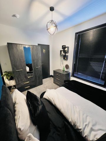 BEDROOM 5 – SMALL DOUBLE ENSUITE - Photo 4