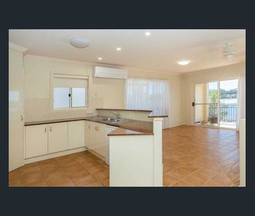 Stylish 3-Bedroom Townhouse in Premier Waterfront Setting - Photo 4