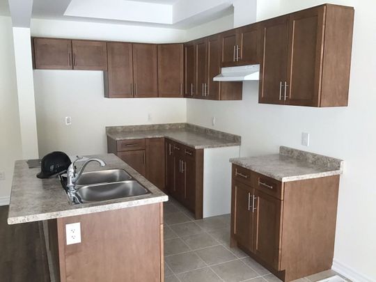 96 Sycamore Street town house — Welland, ON (3-Bedroom) - 3 Bedroom - Photo 1