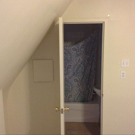 Cozy and Clean Bachelor/Studio Apt for Rent at King and Dufferin! - Photo 4