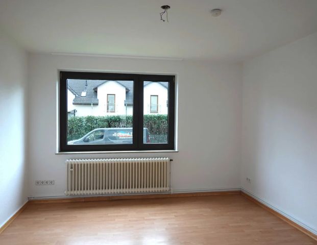 Frisch renovierte 3-Zimmer-Hochparterrewohnung in Leverkusen-Bürrig! - Photo 1