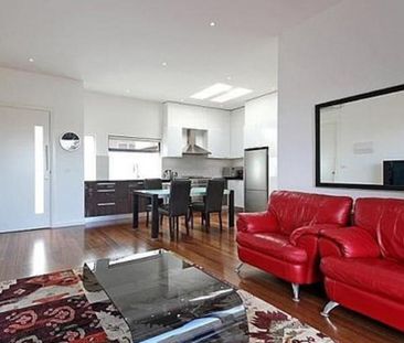 SINGLE LEVEL BEAUTY! - Photo 2