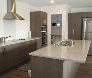 Spacious Family Home in Parkhaven - Photo 2