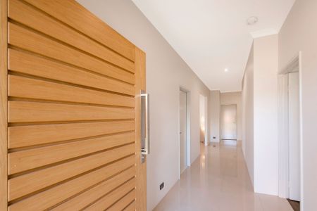 Modern Home That Will Impress&excl; Partly Furnished&excl; - Photo 2