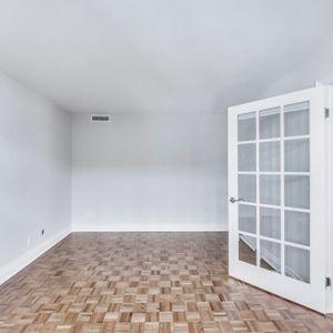 Executive Apartment In The Residences Of 1166 Bay - Photo 3