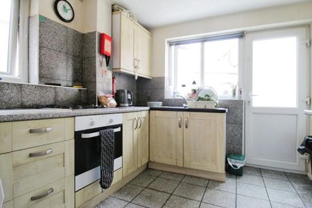 1 bedroom in a house share to rent - Photo 4