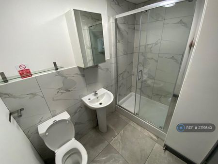 1 bedroom in a flat share to rent - Photo 5