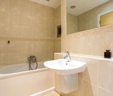 Elegant Four-Bedroom Townhouse with Roof Terrace, Garage & Garden ... - Photo 3