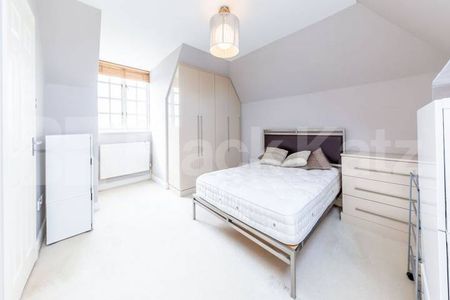A superb split level 2 bedroom 2 bathroom within a private estate - Photo 3