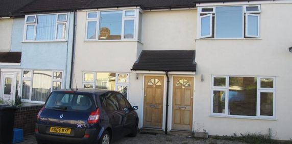 Clandon Avenue, Egham, Surrey, TW20 8LP - Photo 2