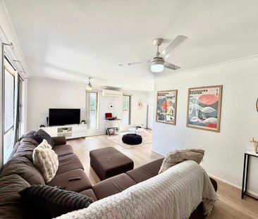 Corner-Site Convenience in the Heart of Burleigh Waters - Photo 2