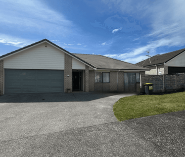 Sunny Three-Bedroom Family Home in the Heart of Howick Village - Photo 5