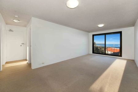“Light-Filled Apartment in Prime Beachside Location with Magnificent Coastal and Headland Views” - Photo 3
