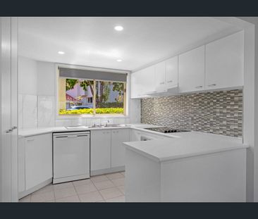 3 BEDROOM TOWNHOUSE, LOCATED IN THE ARUNDEL LINKS GATED COMPLEX!! - Photo 3