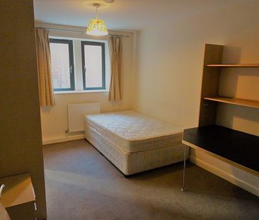 5 bedroom Flat in Kirkstall Lane, Leeds - Photo 5
