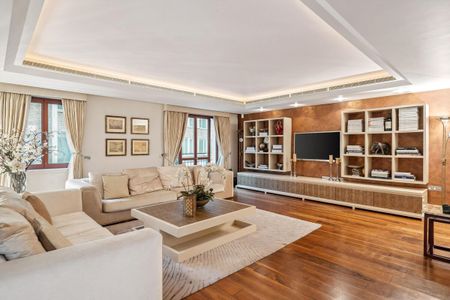 This impressive second‑floor apartment offers generous, well‑arranged living space in a prestigious Knightsbridge location, SW7 - Photo 2