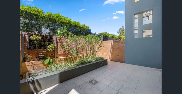 SPLIT-LEVEL TWO BEDROOM TOWNHOUSE IN TIGHTLY HELD COMPLEX - Photo 1