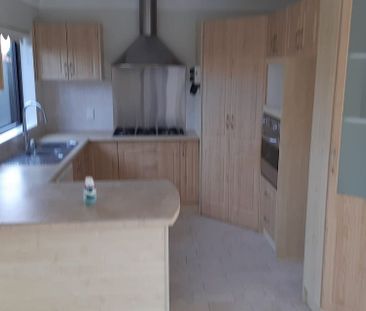 Family Home / Master with Ensuite/ Walk-in WRobe - Photo 3