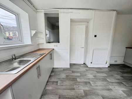 3 bedroom end of terrace house to rent - Photo 4