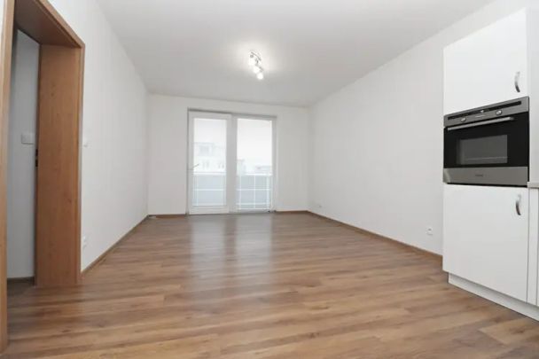Nabízíme pronájem zánovního zděného bytu 2+kk s balkónem a garážovým stáním, Lužická, Jihlava - Photo 1