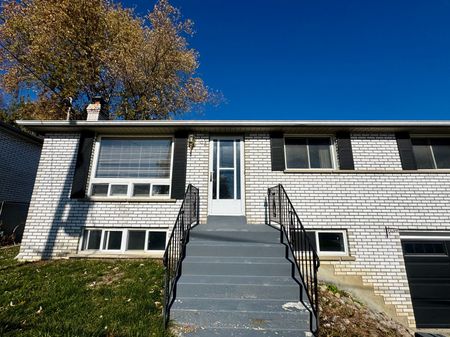 For Lease - 135 Luxury Avenue Unit# Main, Bradford West Gwillimbury, Ontario - Photo 2