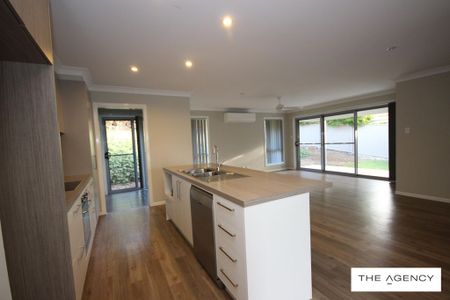 Spacious 4-Bedroom Family Home with Air Conditioning - Photo 4