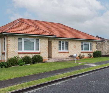 Sunny home with spacious living & detached garage - Photo 3