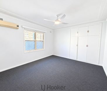 Spacious Five-Bedroom Family Home with Freshly Updated Interiors! - Photo 4