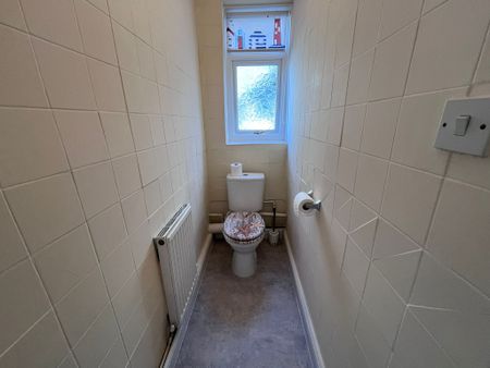 First Floor Flat, Oystermouth Road, Swansea SA1 3UJ - Photo 4