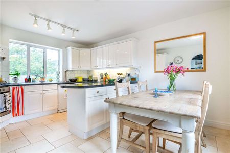 A lovely character cottage set in equestrian grounds - Photo 3