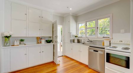 Three Bedroom Home in Kensington - Photo 3