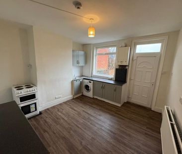 2 bed Terraced - To Let - Photo 6