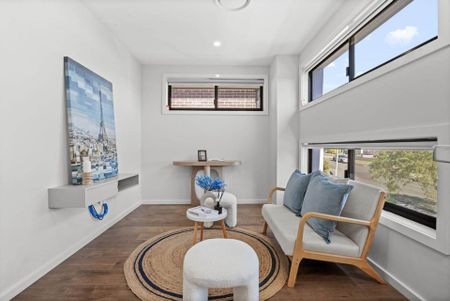 Near-New 5 Bedroom Duplex on Quite Street-Walk to Station and Shops - Photo 3