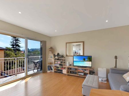 TOP FLOOR SUNNY APARTMENT WITH PARKING, MOMENTS FROM ICONIC NORTH BONDI BEACH - Photo 2