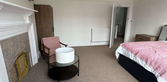 Beautifully refurbished shared house, quiet location - Photo 2
