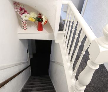 Room 3, Knowle Avenue, Burley, Leeds, LS4 2PQ - Photo 1