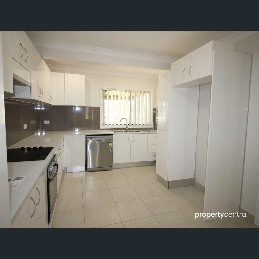 Spacious 4-Bedroom Family Home in Llandilo - For Lease - Photo 1
